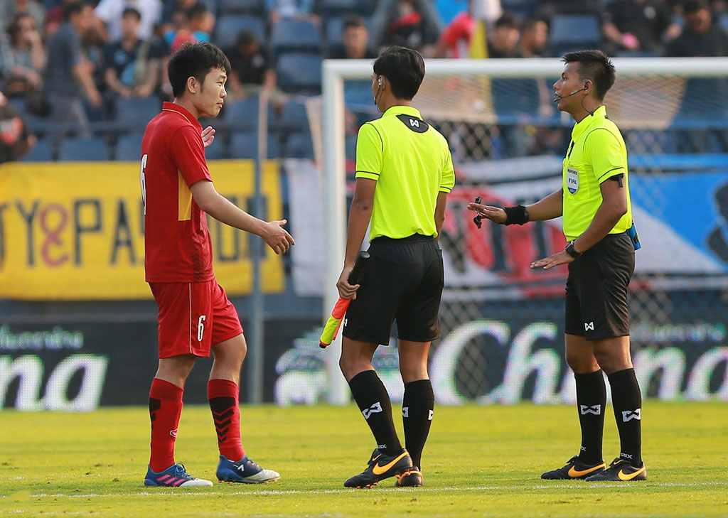 Xuân Trường ngăn đồng đội phản ứng trọng tài